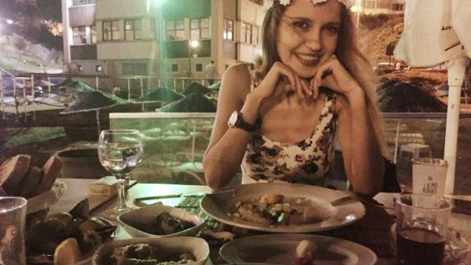 Selamlar. Rakı içen kadın güzeldir masasındakiler dee :)) Sizce de öyle midir?