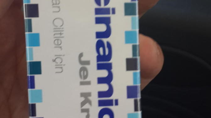 Acnecinamide yani akne sivilce tedavisi için bu jeli kullananlar varmı?