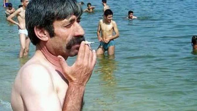 La bu adamlar iskandinavyada doğsaydı beyaz tenli soylu  bir  adam gibi gözükmicek miydi?