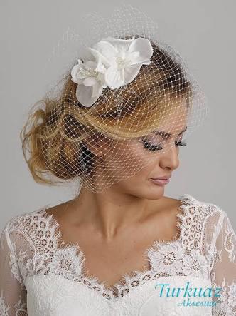 Arkadaşlar sizce nikah için taç mı yoksa şapka mı kullanmalıyım? Ve nikah eldiveni sizce çok mu demode olur?