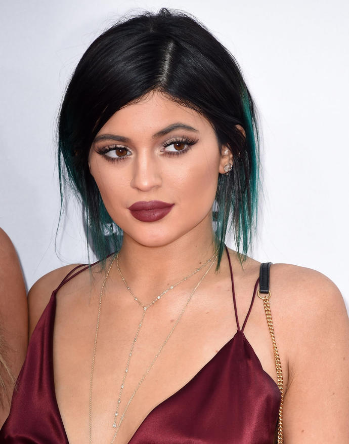 Kylie Jenner Mı Selena Gomez Mi?