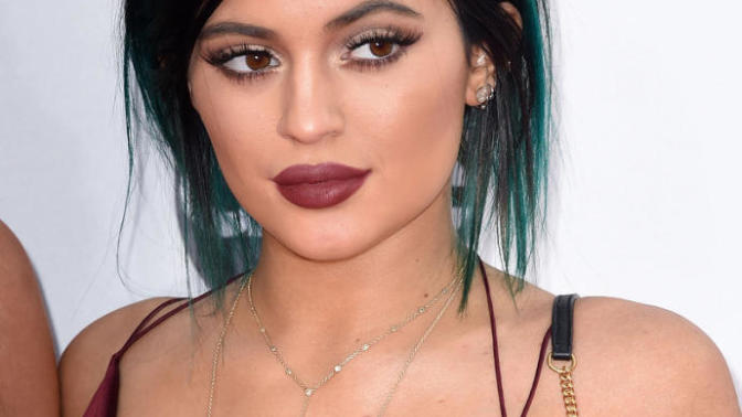 Kylie Jenner Mı Selena Gomez Mi?