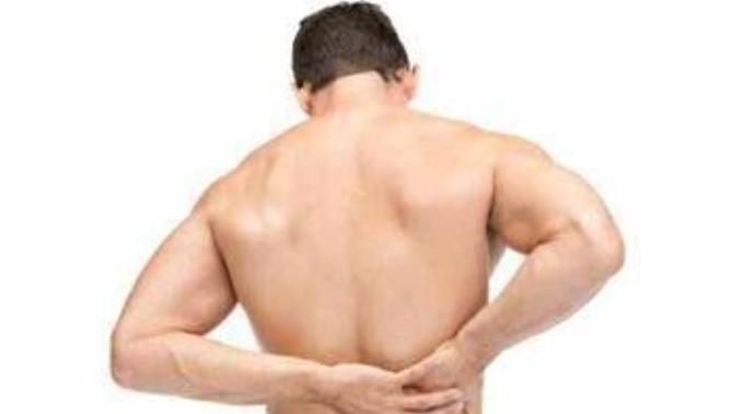 Kürek kemiği çıkık biri egzersizle sırtını dümdüz bir şekle sokabilir mi?