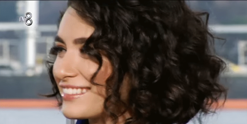 Hande Doğandemir 'in gülüşü çok güzel değil mi?