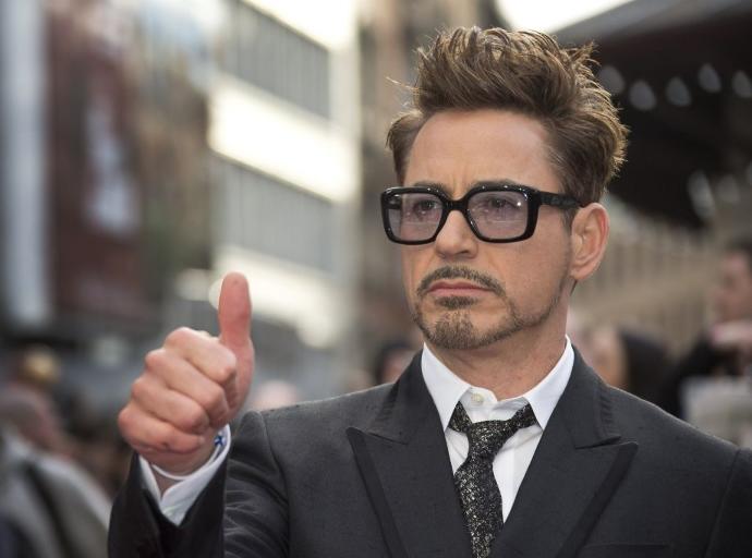 Robert Downey Jr sizce yakışıklı mı?