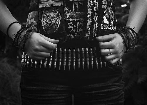 Metalci kızlar? poser lar? ne düşünüyorsunuz?