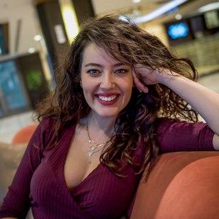 Kızlar, Pelin Akil'i nasıl buluyorsunuz ve ona benzediğini düşünen ya da ona benzettiğiniz birileri var mı?
