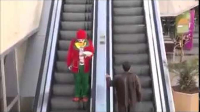 Yürüyen merdivende bir palyaço gelip yüzünüze pasta yapıştırsa nasıl tepki verirsiniz?