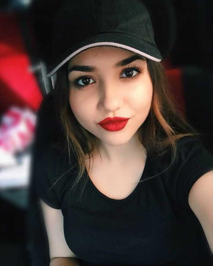 Sizce de bu kız Hande erçel'e çok benzemiyormu??