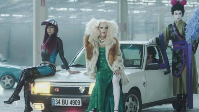 Athena'nın LGBTİ haklarını cesurca savunarak yaptığı son klibi ses getirdi, sizin klibe bakış açınız nedir?