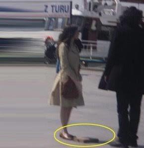 Kısa boylu kızlar (1.50 - 1.59) fotoğraf çekilirken neden altlarına takoz koyarlar?