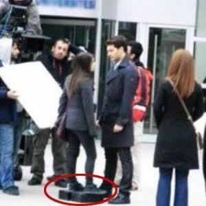 Kısa boylu kızlar (1.50 - 1.59) fotoğraf çekilirken neden altlarına takoz koyarlar?