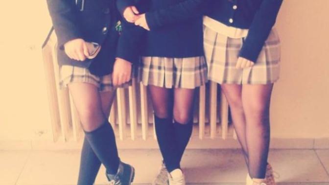 Kızlar, Lisede etek mi giyiyorsunuz pantolon mu giyiyorsunuz? Hangisi daha şık daha rahat?