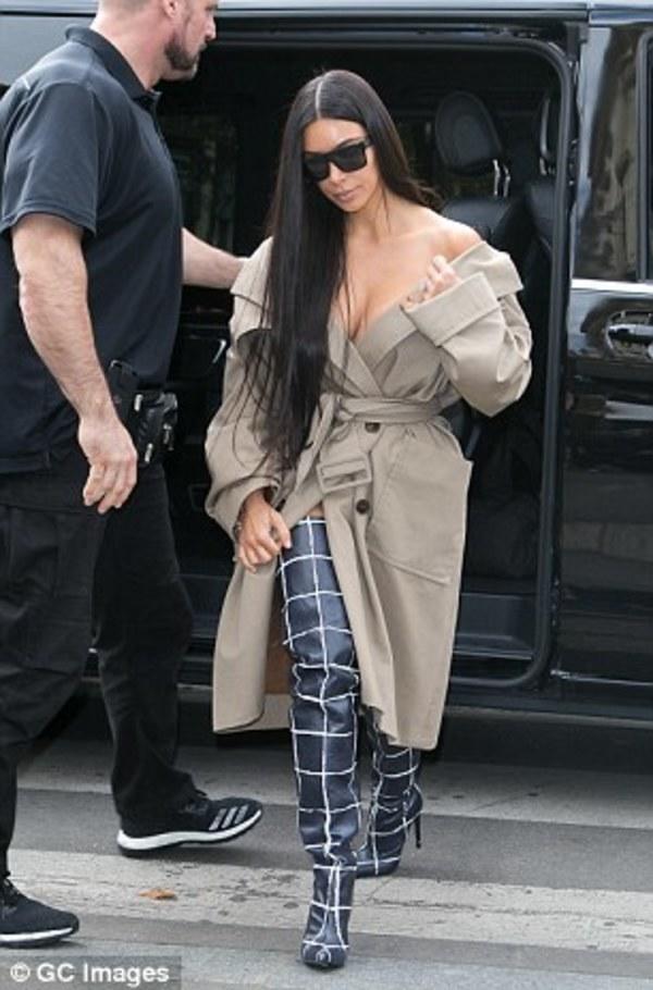 Kim Kardashian ilk defa makyajsız poz verdi. Gene güzel diyor musunuz?