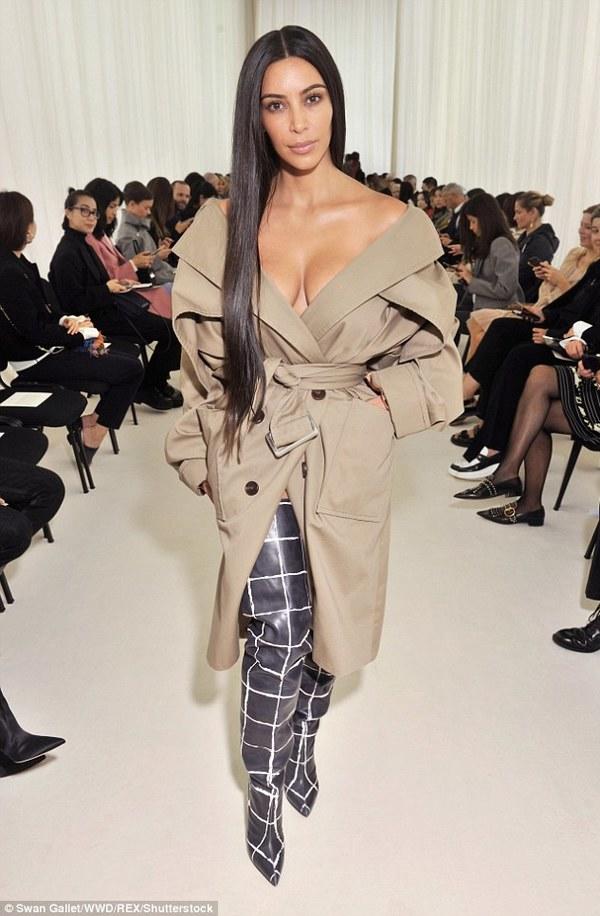 Kim Kardashian ilk defa makyajsız poz verdi. Gene güzel diyor musunuz?