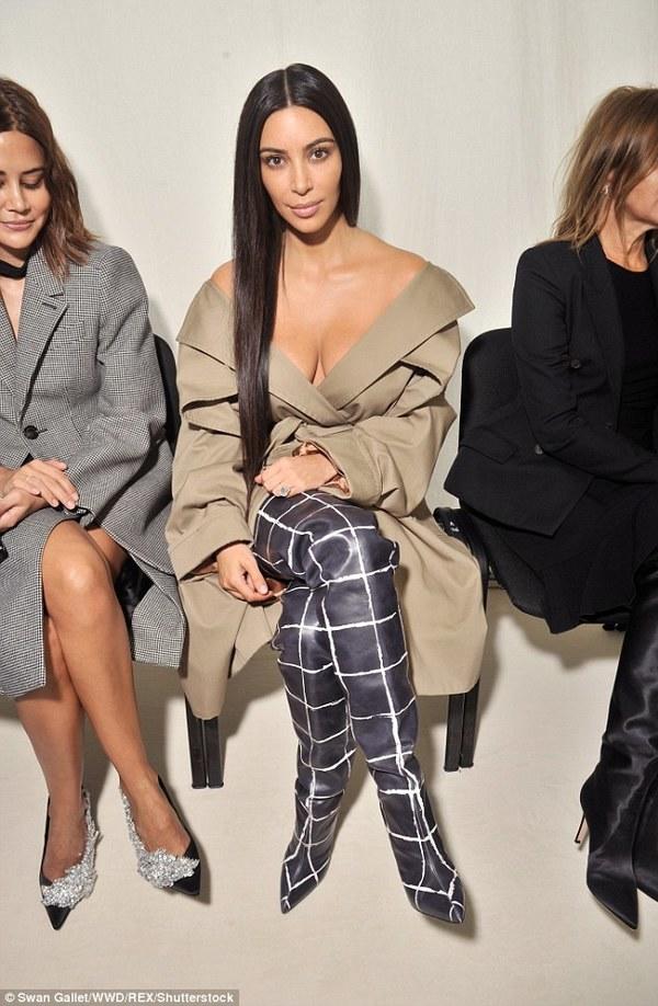 Kim Kardashian ilk defa makyajsız poz verdi. Gene güzel diyor musunuz?