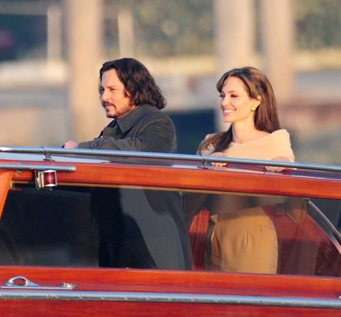 Angelina Jolie, Brad Pitt' i Johnny Depp İle Mi Aldattı?