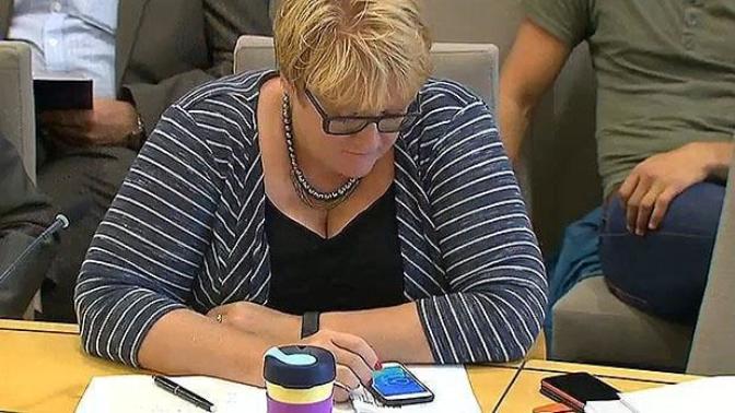 Norveç'in kadın başbakanı mecliste Pokemon Go oynarken yakaladı! Sizce gamer kadınlar çoğalıyor mu?
