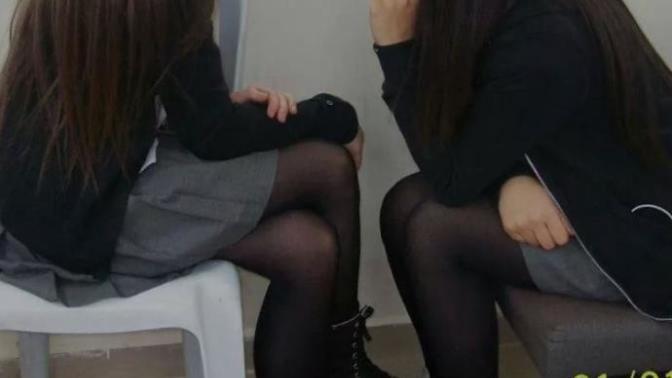 Kızlar, Lisede etek giydiniz / giyiyorsunuz pantolon mu? Etek giyenler altına çorap giyiyor mu?