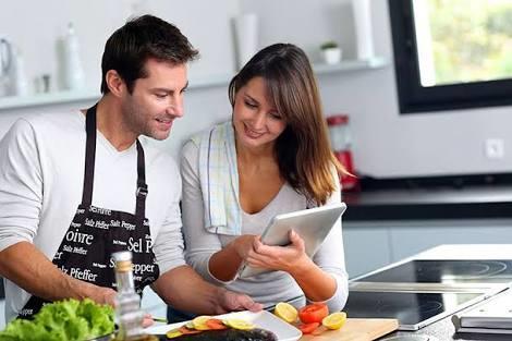 Yemek veya ev işi yapan erkekler ilginizi çeker mi ( resimli ) ?
