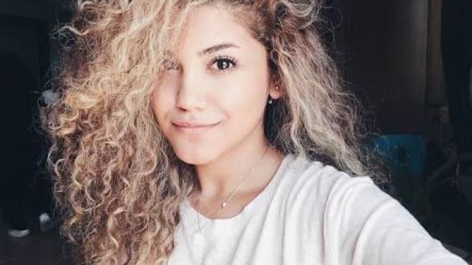 Kıvırcık saçlı kız mı? Düz saçlı kız mı?