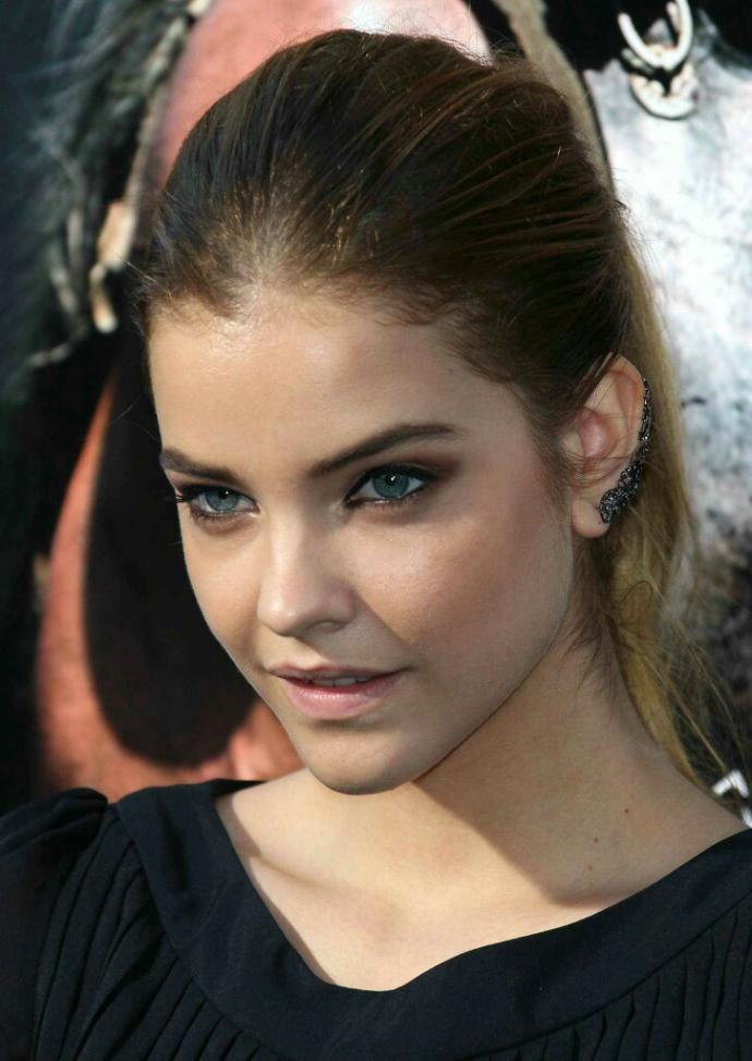 Shakira mı Barbara Palvin mi?
