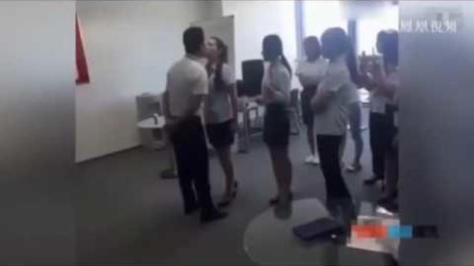Her sabah kadın çalışanlarına kendini öptürüyor?
