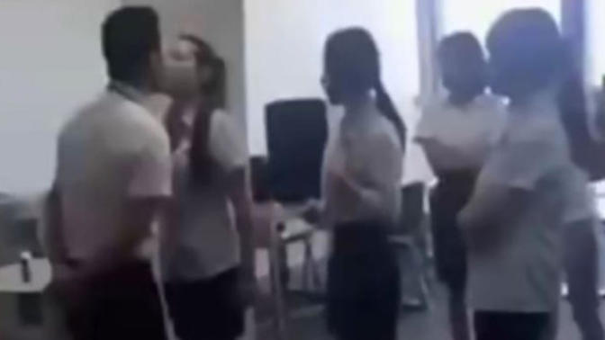 Her sabah kadın işçilerine kendini zorla öptüren adam hakkında ne düşünüyorsunuz?