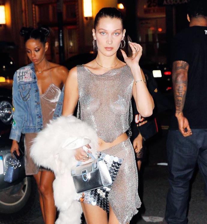 Bella Hadid'in "olmayan" bluzu içinizi açtı mı?