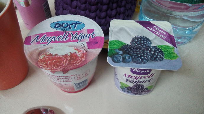 Sizce hangisini yemeliyim, frambuazlıyı mı yoksa orman meyveliyi mi ?