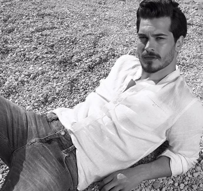 Çağatay Ulusoy ve Kerem Bursin size çıkma teklifi etse hangisini kabul edersiniz?