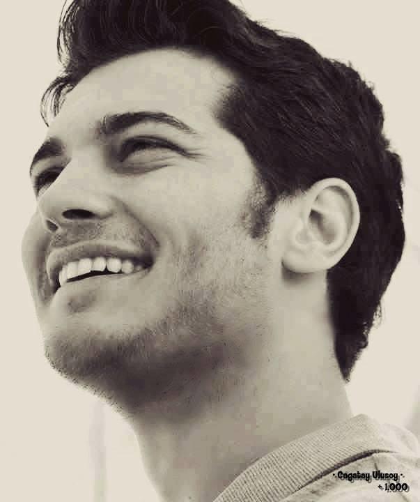 Çağatay Ulusoy ve Kerem Bursin size çıkma teklifi etse hangisini kabul edersiniz?