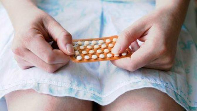Doğum kontrol hapı kullanan bir kadın ek olarak prezervatifle de korunmalı mıdır?