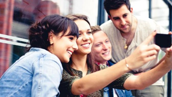 Selfie çekerken telefon ekranına mi bakılır yoksa kameraya mi bakılır?