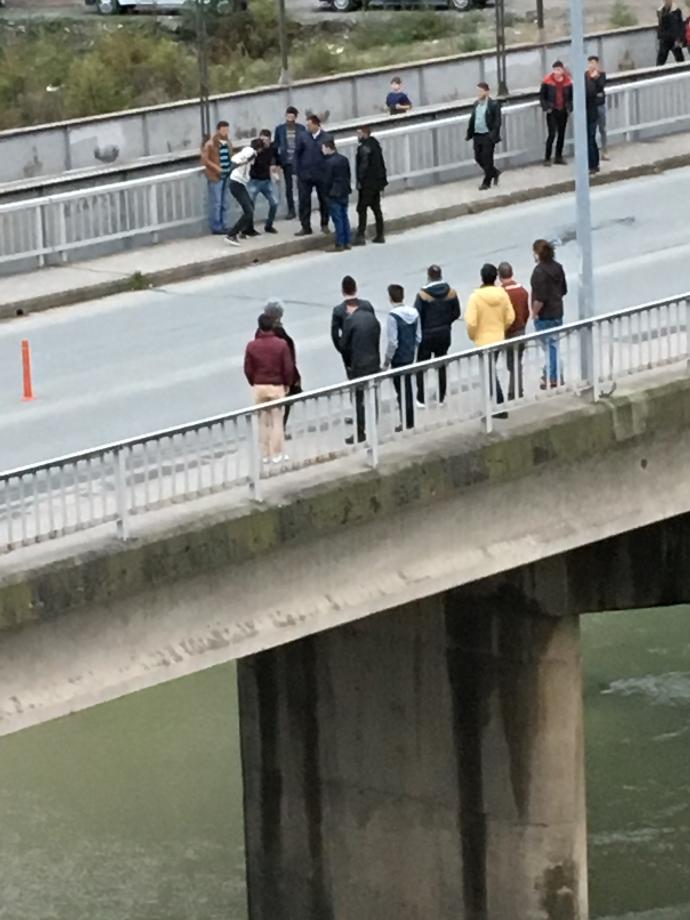Kız için kavga edilir mi?değer mi buna?