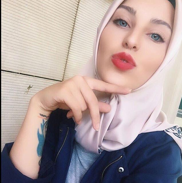 Tesettürlü, dövmeli, bol makyajlı internet fenomeni hakkında ne düşünüyorsunuz?