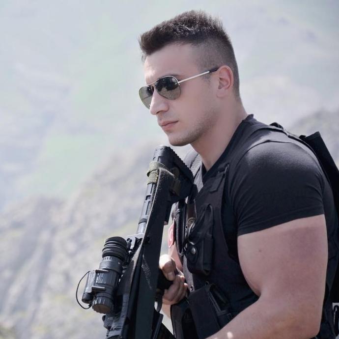 Kızlar, böyle iri yapılı kaslı erkeklerden hoşlanıyormusunuz :d ?