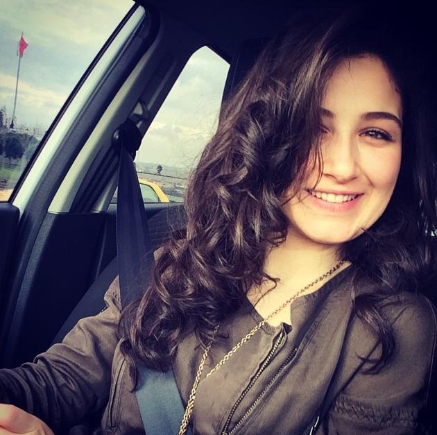 Kırgın Çiçeklerin en güzel kızı sizce hangisi?