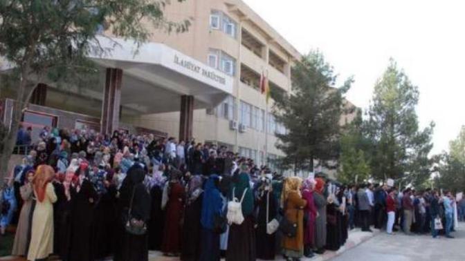 Akademisyenden başı açık öğrencilere: "Sizin yüzünüzden melekler derse gelmiyor" serzenişi hakkında ne düşünüyorsunuz?