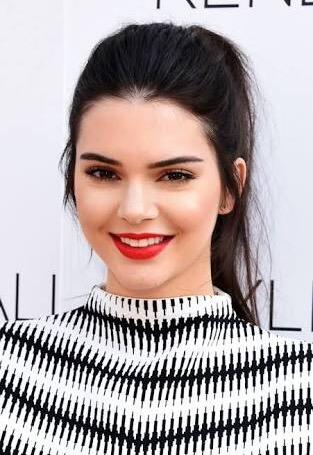 Sizce Jenner kardeşlerden hangisi daha güzel? Kendall mı Kylie mi ?