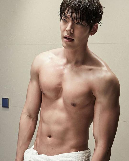 Kim Woo Bin çok yakışıklı değil mi sizcede😍😍😍❤💙💚💛💜?