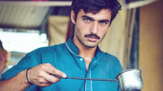 Pakistan'da pazarda çekilen fotoğrafıyla dünyada ünlü olan çaycı sizce de elinden bir çay içilecek kadar yakışıklı mı?