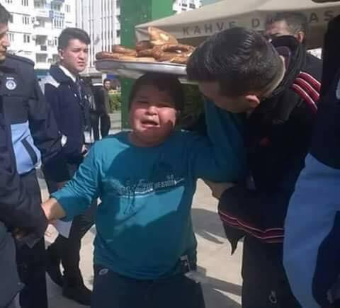 Zabıtalar Okul Önünde Simit Satan Çocuğu Alıkoydu Duydunuz mu ? 
