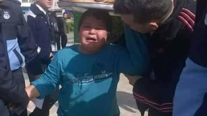 Zabıtalar okul önünde simit satan çocuğu alıkoydu. Zabıta terörü giderek büyüyor mu?