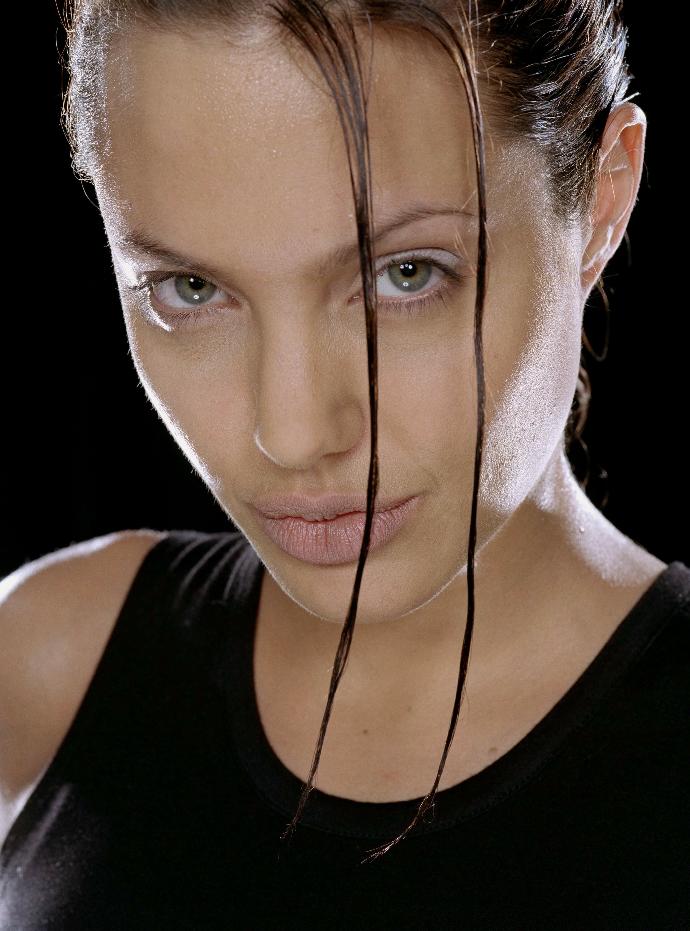 Charlize Theron vs. Angelina Jolie. En Güzeli Hangisi?