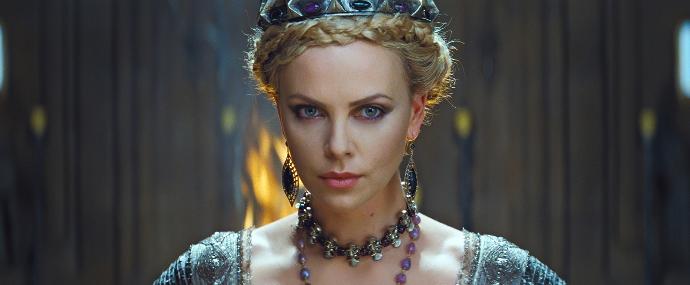 Charlize Theron vs. Angelina Jolie. En Güzeli Hangisi?