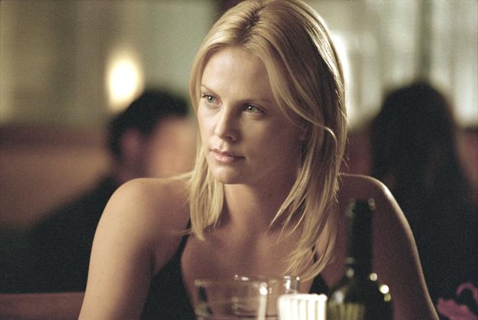 Charlize Theron vs. Angelina Jolie. En Güzeli Hangisi?