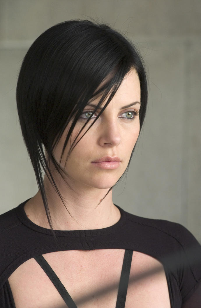 Charlize Theron vs. Angelina Jolie. En Güzeli Hangisi?