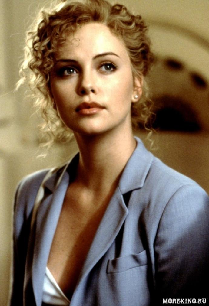 Charlize Theron vs. Angelina Jolie. En Güzeli Hangisi?