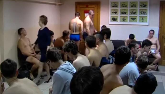 Askerlik muayenesi bu şekilde kızlara yapılsa yaygara kopartılırdı taciz diye, katılıyor musunuz (Foto-Resimli)?